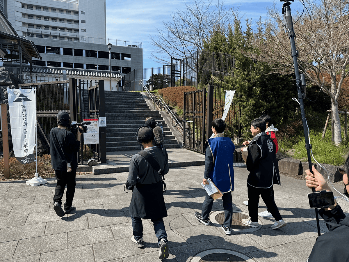 駿府城公園坤櫓 左から 房野史典（ブロードキャスト！！） いけや賢二 山本博（ロバート）