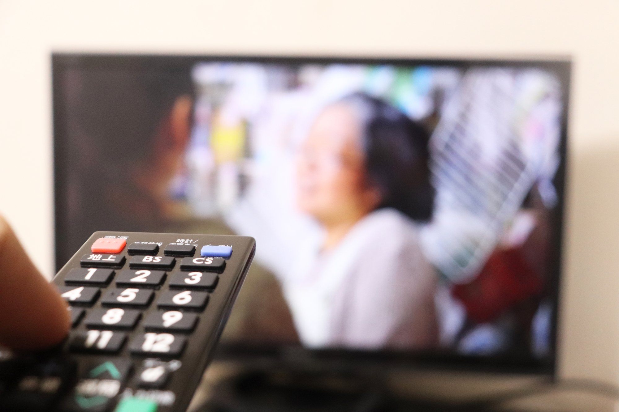 テレビの音がよく聞こえない? 考えられる原因と対策を解説